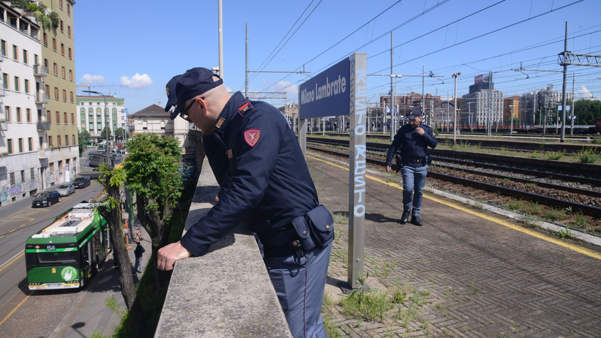 Immagine di Poliziotto accoltellato nella notte a Milano, polemiche sulla sicurezza