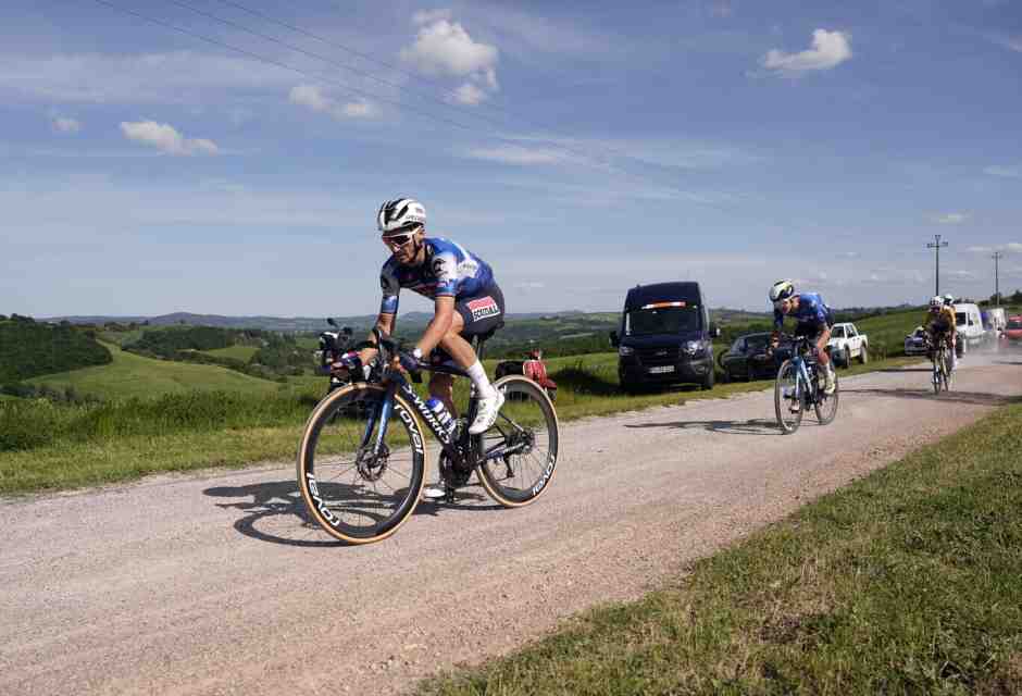 Julian Alaphilippe in un tratto di sterrato della 6a tappa del Giro d'Italia 2024 (foto LaPresse=)