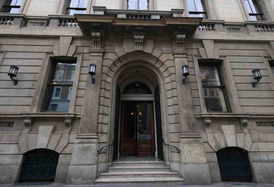 &nbsp;L'entrata del Garrick Club - foto Ansa