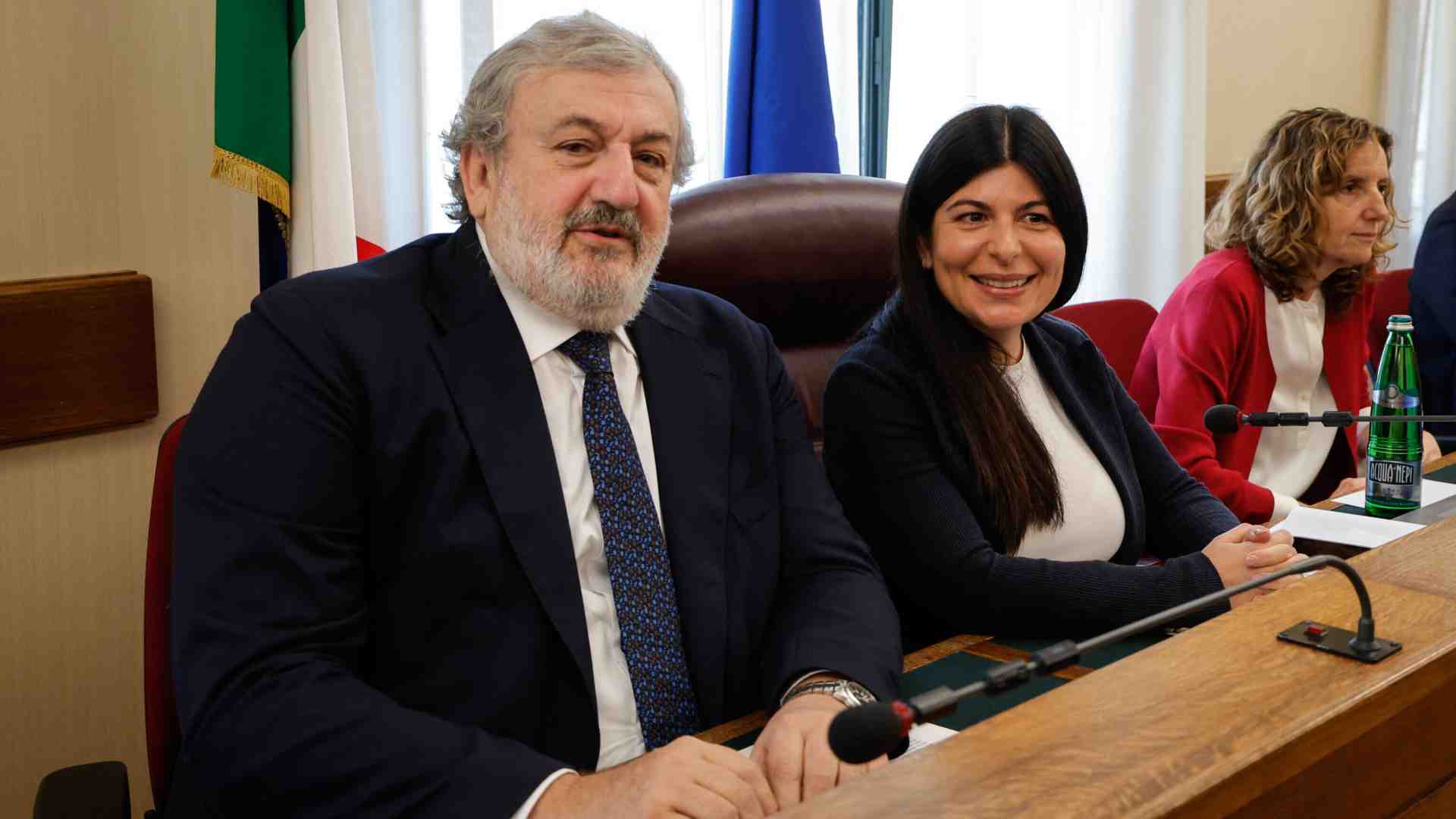 Immagine di L’autofiction di Emiliano sotto il fuoco delle domande in Commissione Antimafia