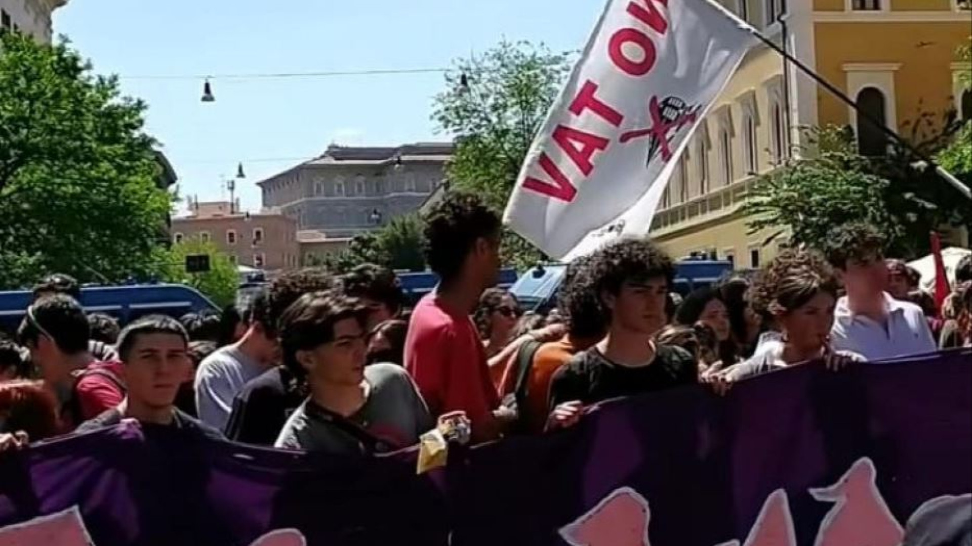 Immagine di Al corteo degli studenti scontri, feriti e critiche: basta strumentalizzare