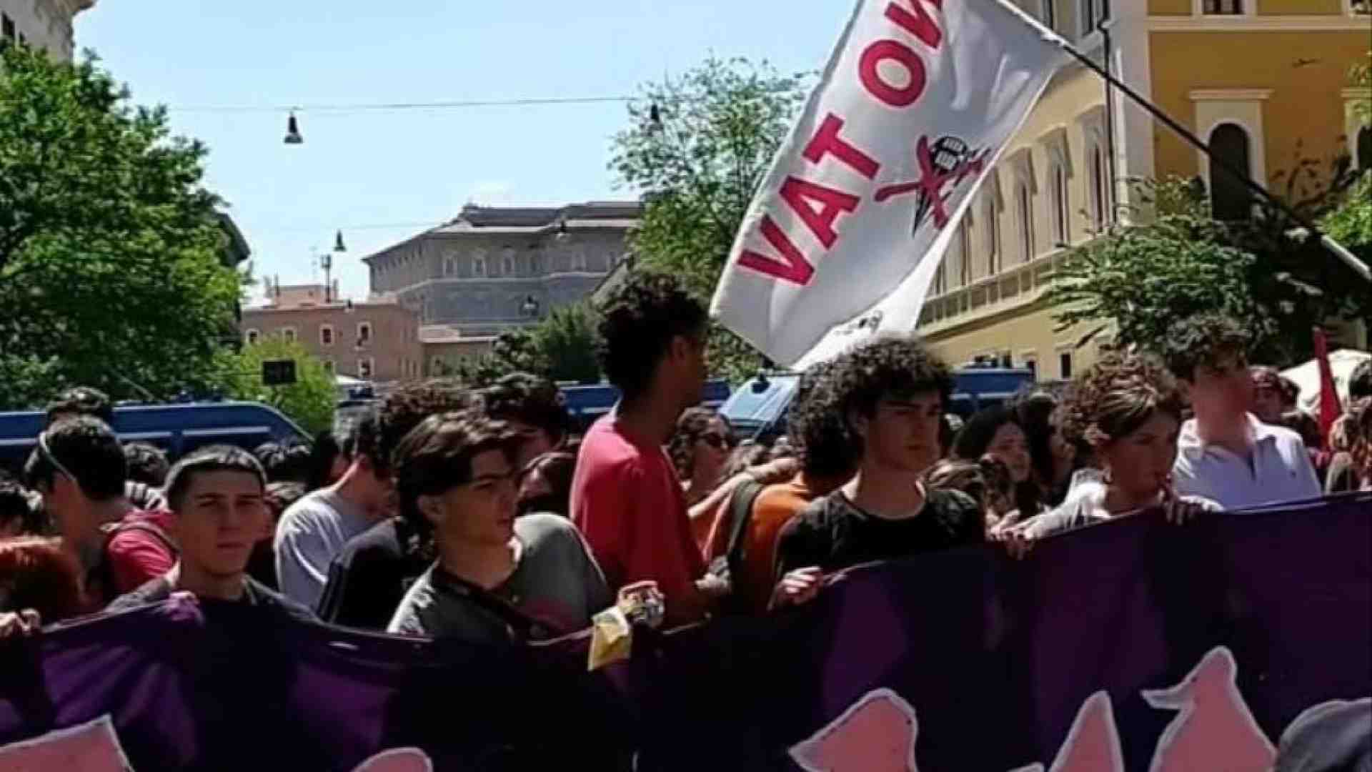 Immagine di Al corteo degli studenti scontri, feriti e critiche: basta strumentalizzare