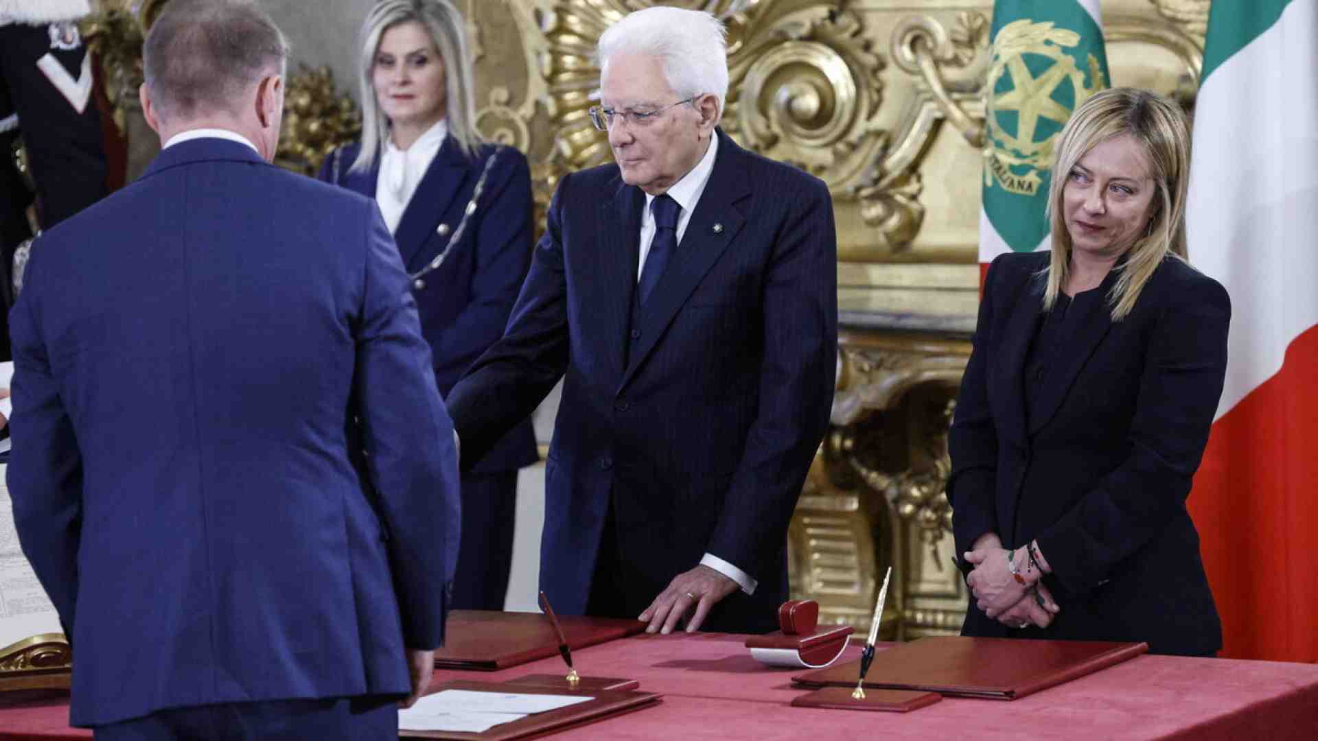 Immagine di Mattarella stoppa il dl di Lollobrigida: "Mancano i requisiti d'urgenza". Il ministro: "No, ci sono"
