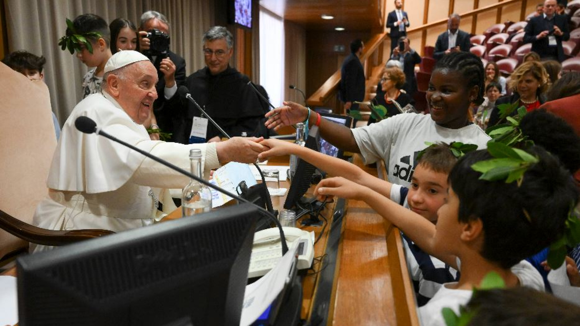 Immagine di Il Papa: «Guerra, inganno e sconfitta. Nonni e bambini futuro dell’umanità»