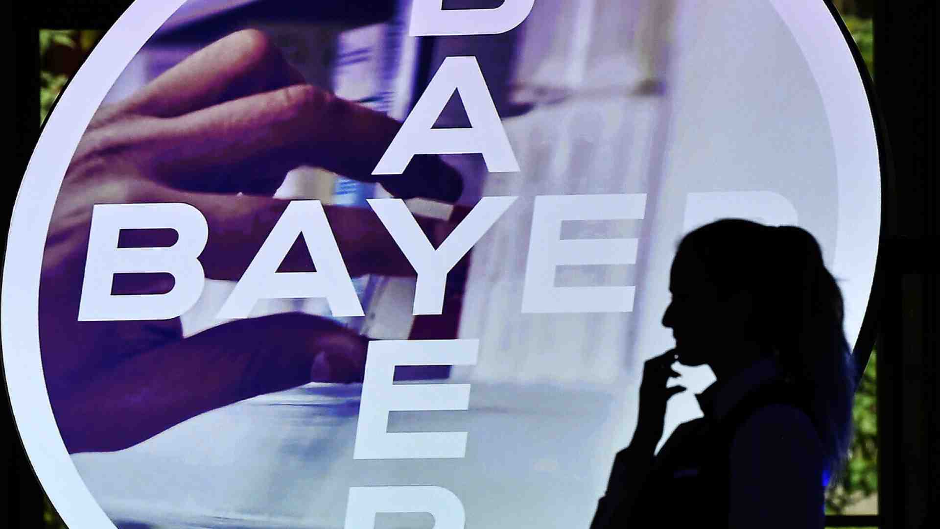 Immagine di Bayer ride, Bayer piange