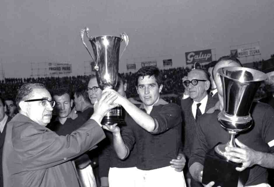1964, la Roma conquista la Coppa Italia. Nella foto la regge Giancarlo De Sisti&nbsp; (Olycom)