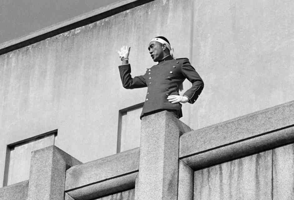Yukio Mishima mentre tiene un discorso nel quartier generale delle Forze di autodifesa del Giappone, prima di suicidarsi (Ansa)&nbsp;<br />