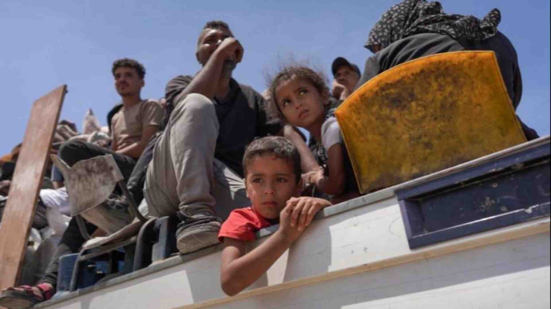 Immagine di Rafah, colpita auto dell’Onu: un morto e un ferito. Scontri pesanti al Nord