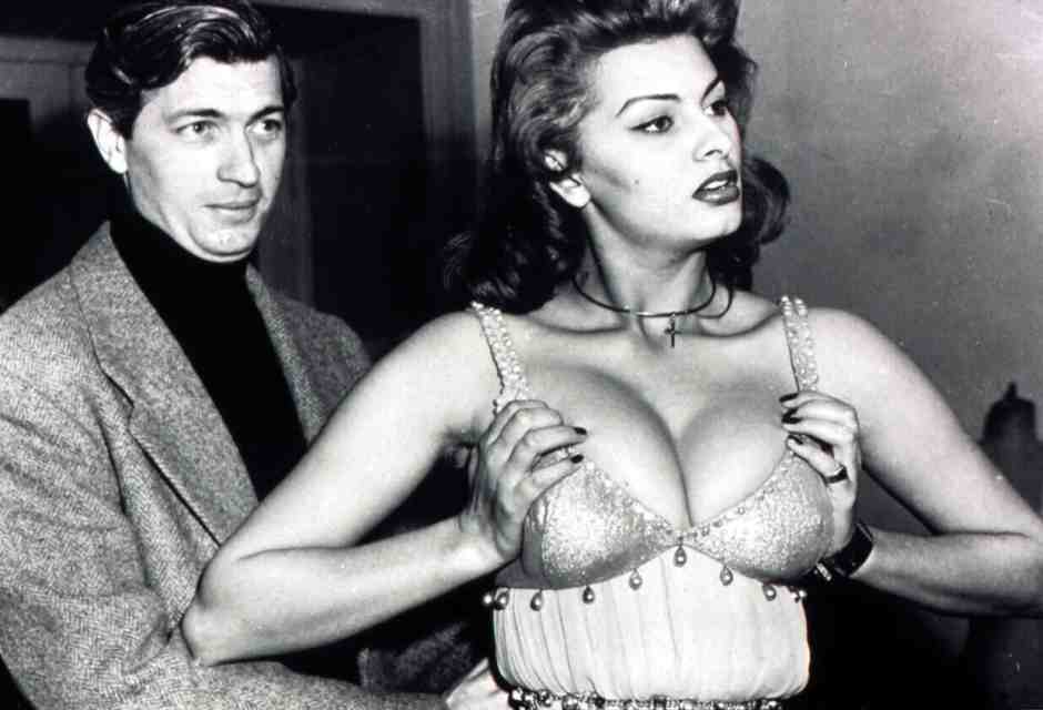 Sophia Loren durante la fitting session per il film &ldquo;Attila&rdquo; nel 1953 (foto Olycom)&nbsp;<br />