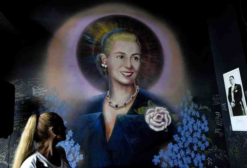 Evita era la voce e il cuore che mancava a Per&oacute;n, parlava a milioni di persone, ricambiata da una adorazione quasi pagana (foto LaPresse)