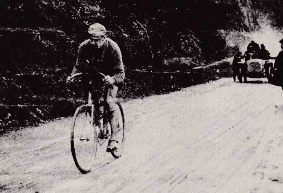 Luigi Ganna durante il Giro d'Italia 1909 (foto Wikimedia Commons)
