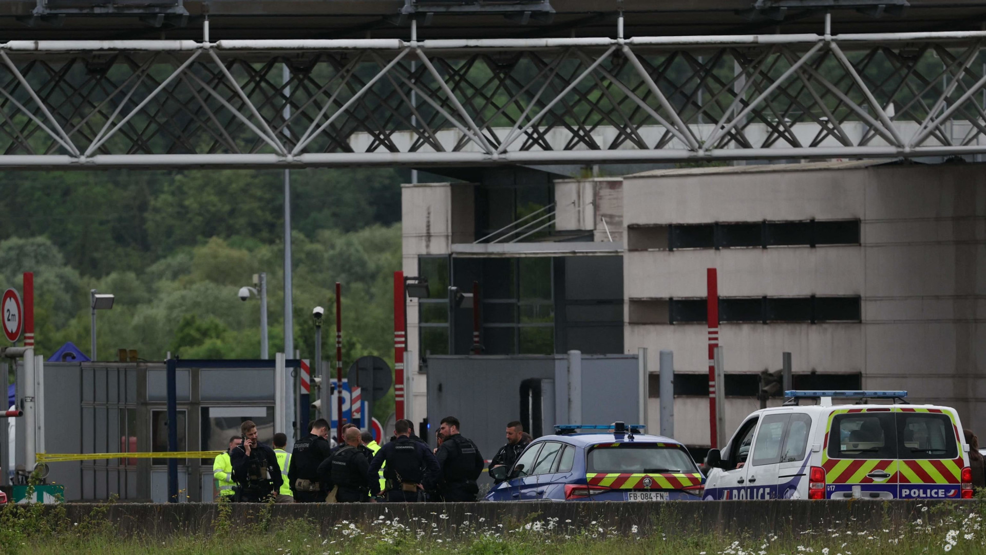 Immagine di Assalto a furgone penitenziario in Normandia: uccisi 2 agenti