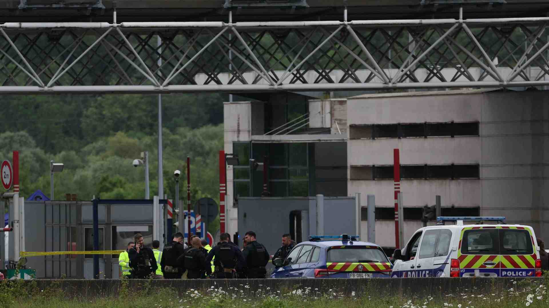Immagine di Assalto a furgone penitenziario in Normandia: uccisi 2 agenti