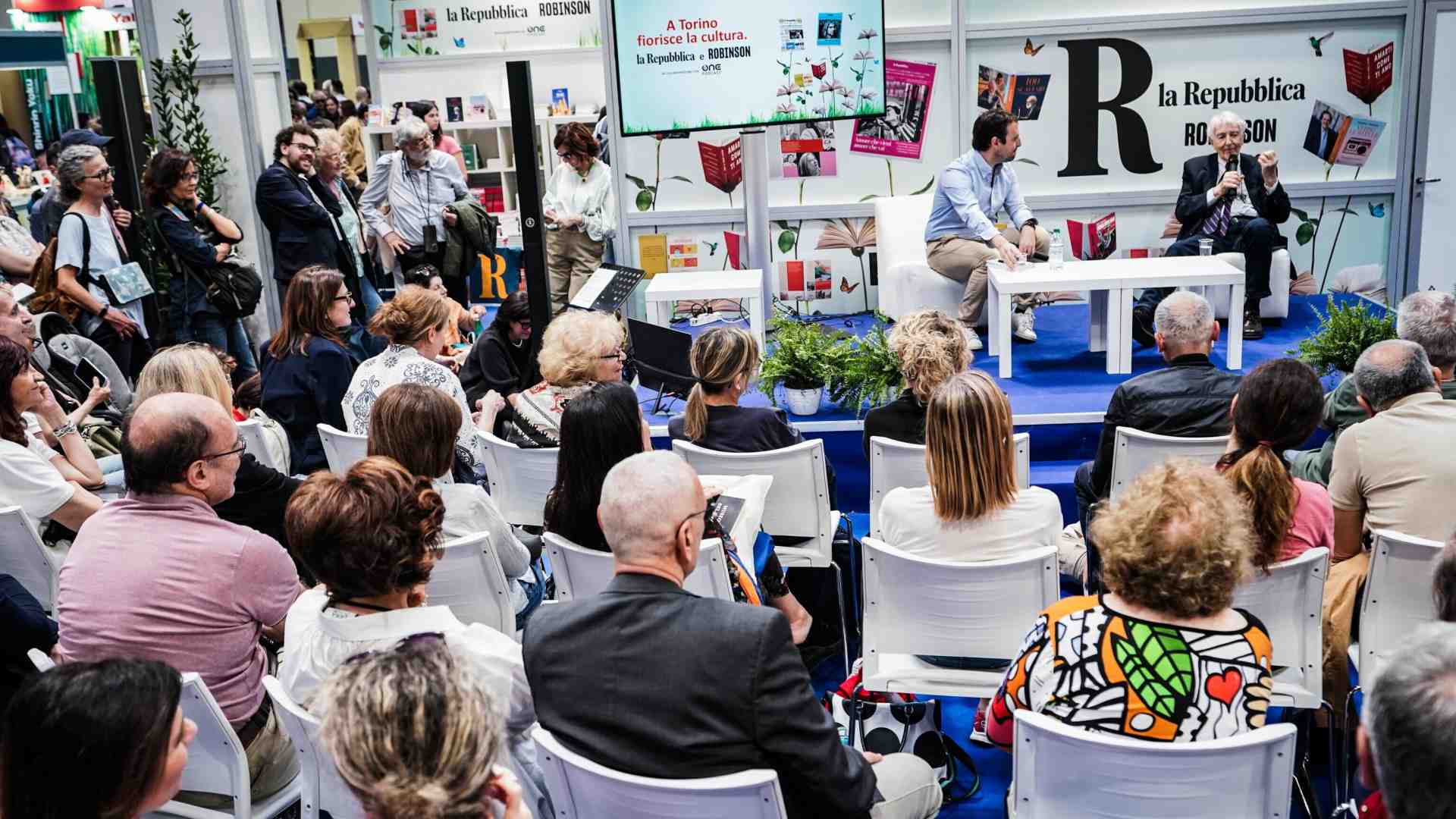 Immagine di Il regime è talmente illiberale che tutti al Salone del libro denunciano di non poterlo denunciare