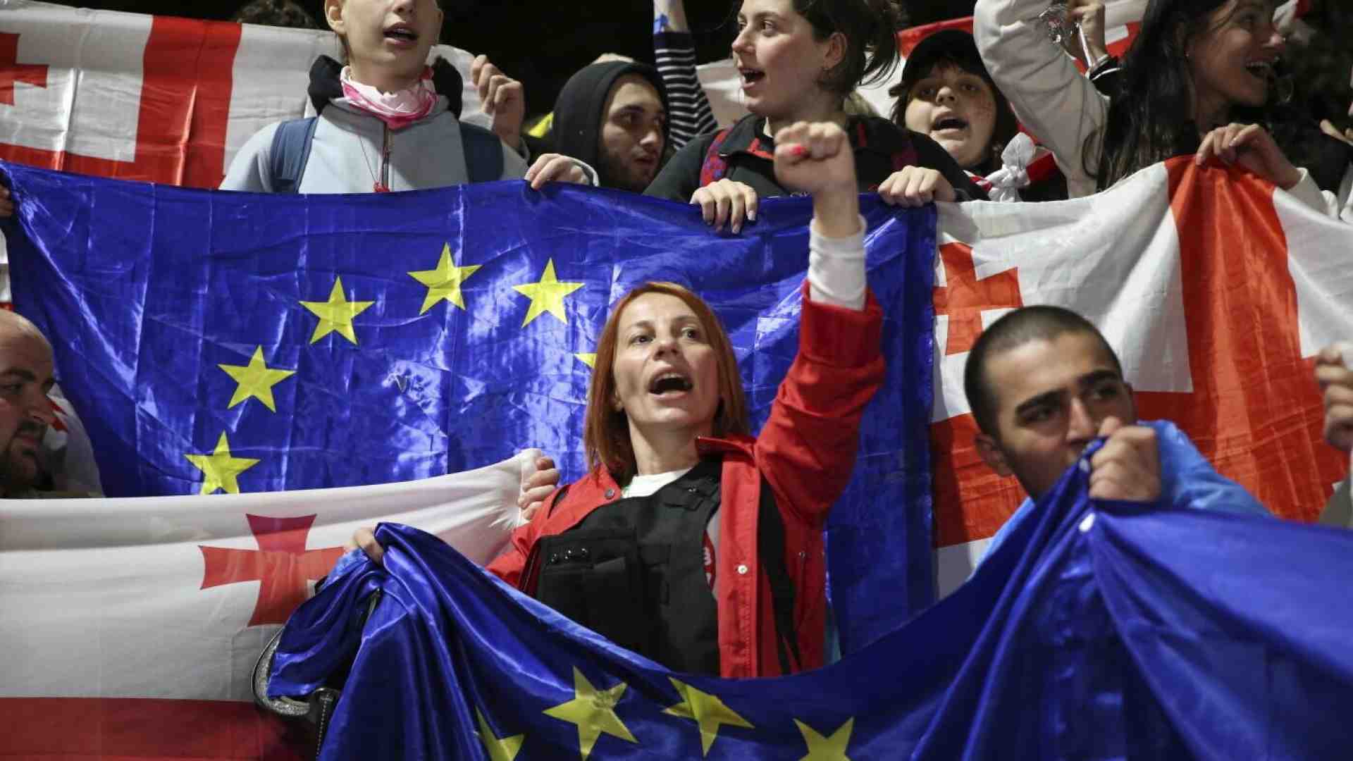 Immagine di Sfinire la piazza prima di ottobre è la scommessa di Sogno georgiano