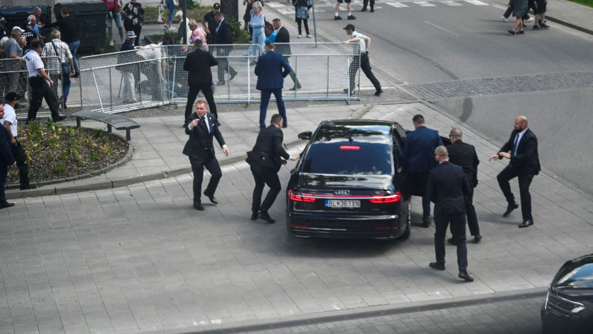 Immagine di Attentato al premier Fico, stabile dopo l'intervento. Preso l'aggressore
