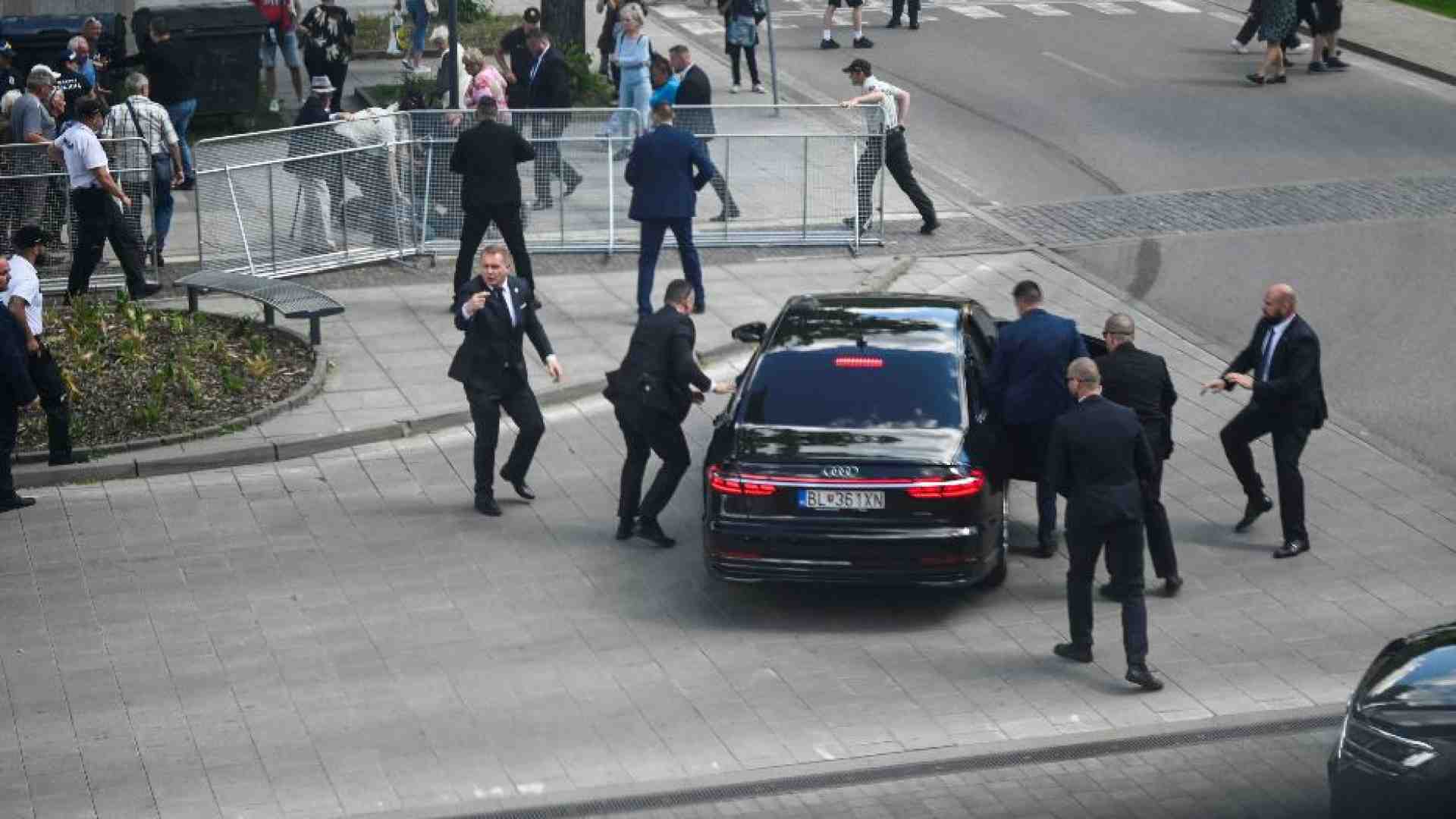 Immagine di Attentato al premier Fico, stabile dopo l'intervento. Preso l'aggressore