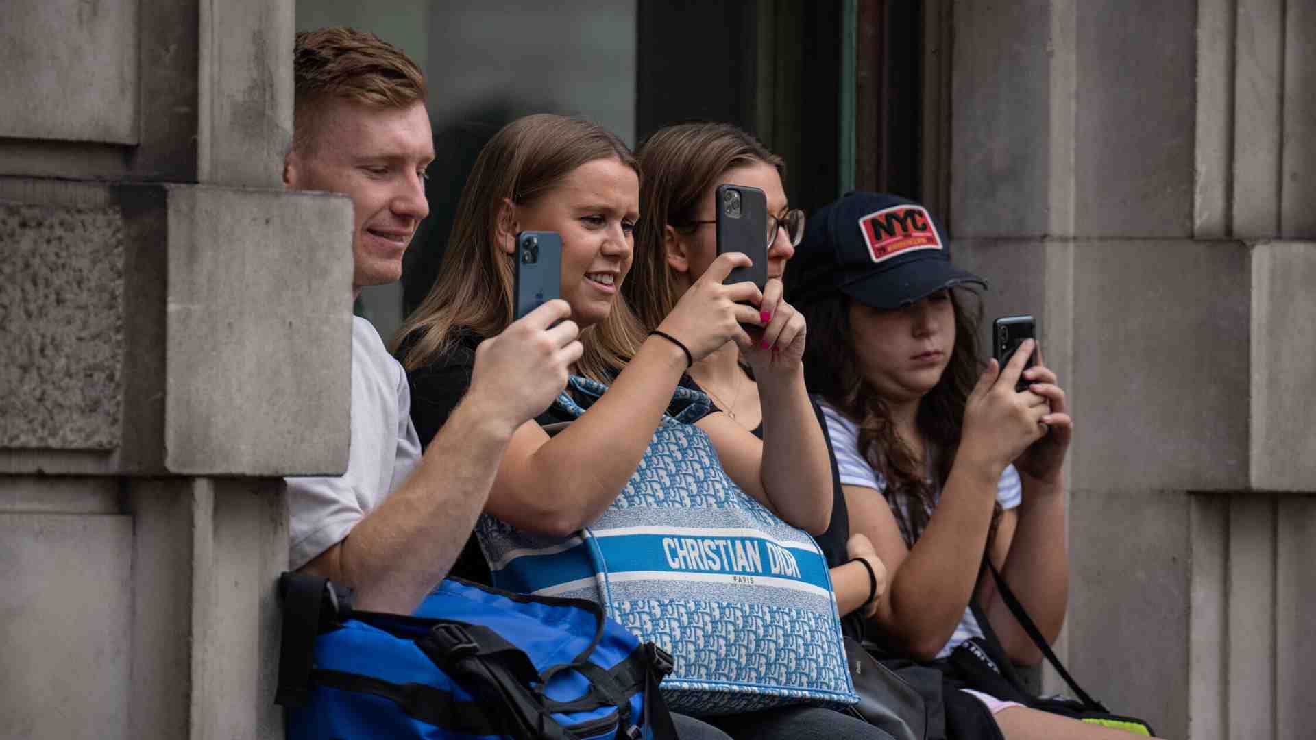 Immagine di La deprimente generazione Z, compulsivamente ricurva sullo smartphone