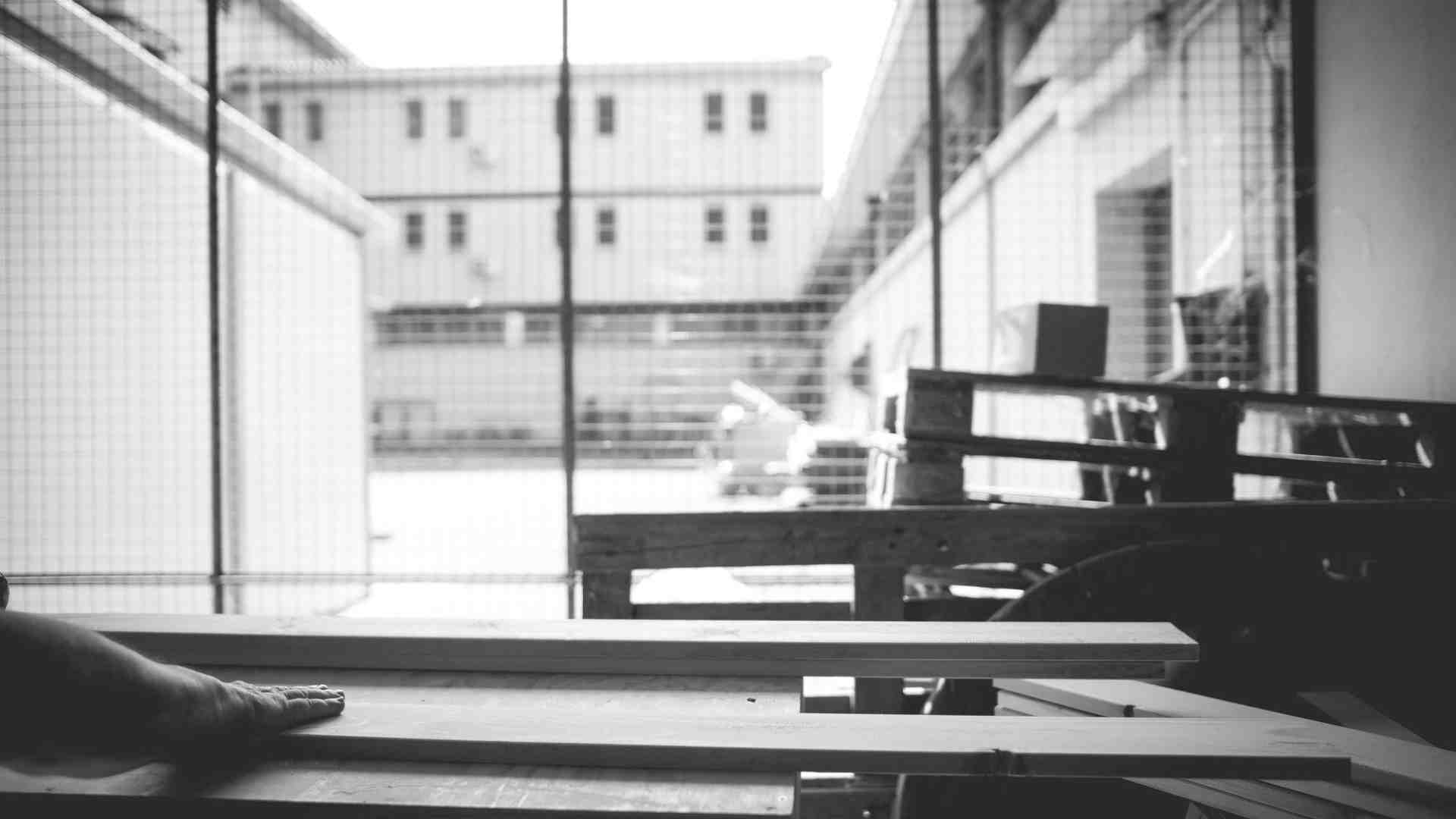 Immagine di Tre detenuti preparano sedia, leggio e pedane per il Pontefice