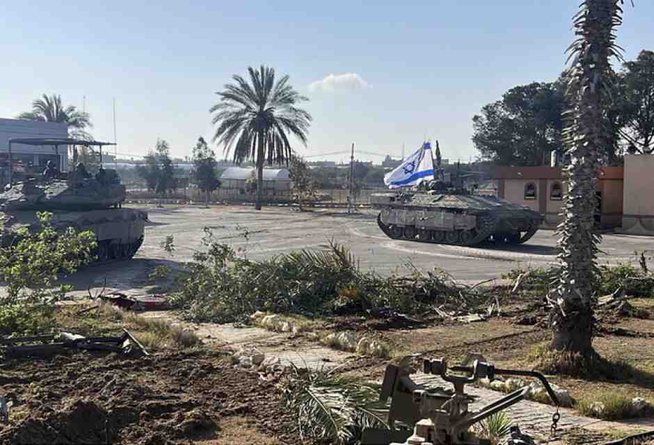 Un tank israeliano pattuglia le strade di Rafah (foto LaPresse)