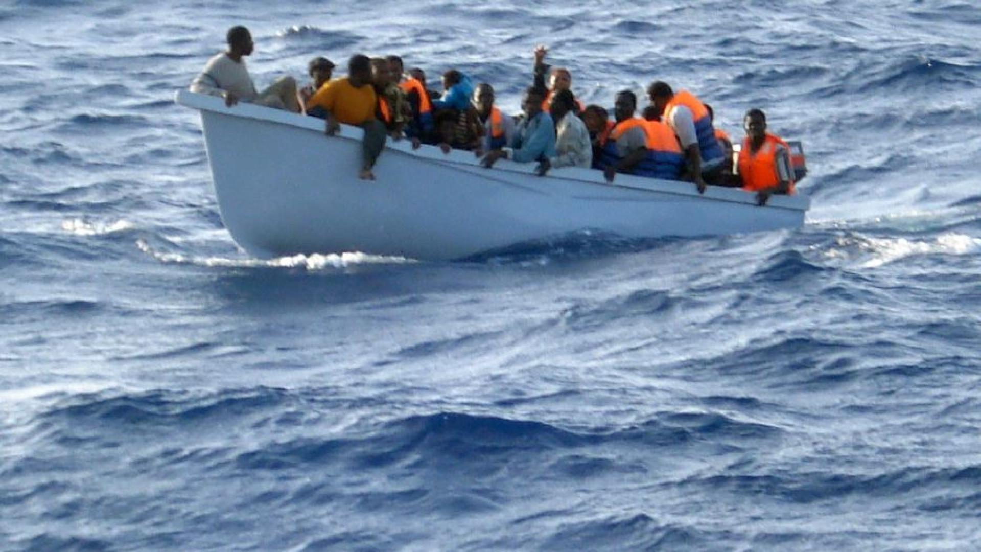 Immagine di Persi i contatti con un'imbarcazione con 56 migranti in fuga dalla Libia