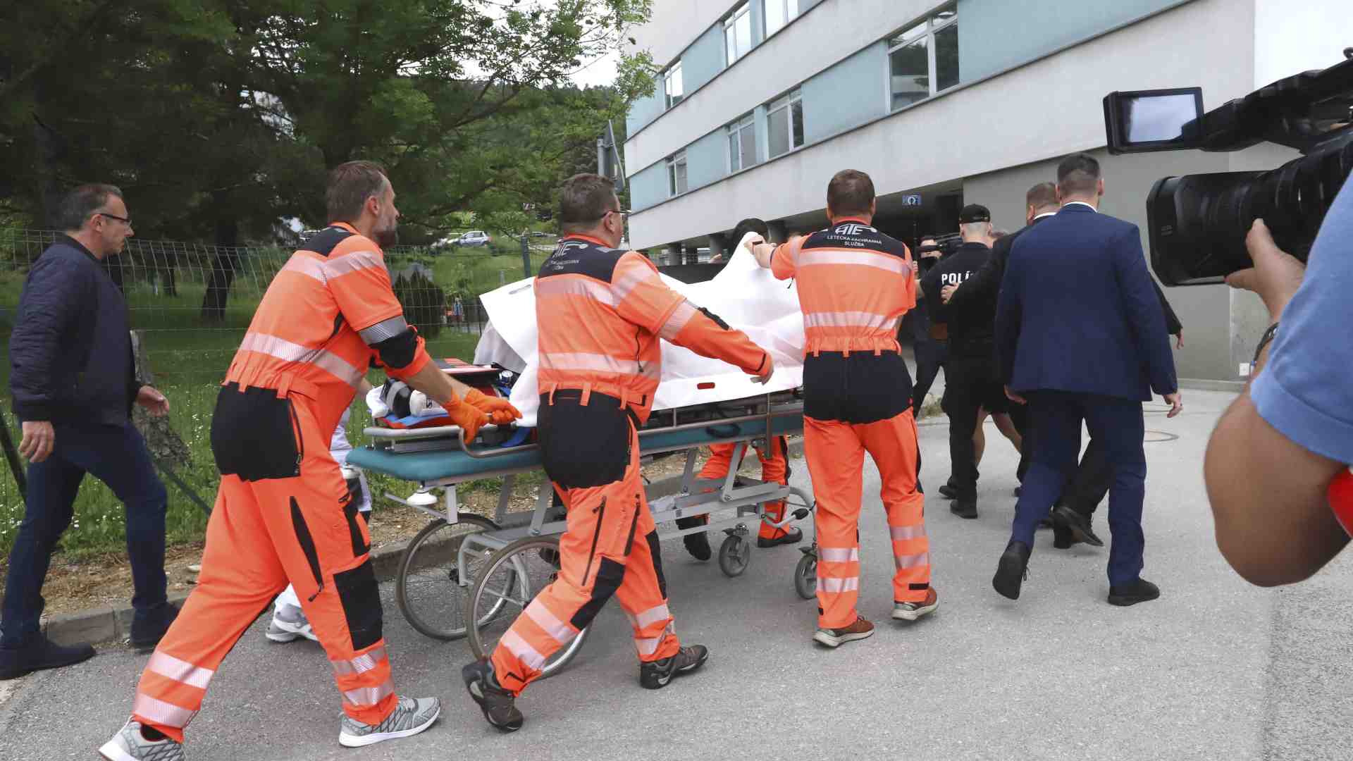 Immagine di Robert Fico "non è in pericolo di vita", dice il vicepremier slovacco. Chi è l'uomo che ha sparato al premier