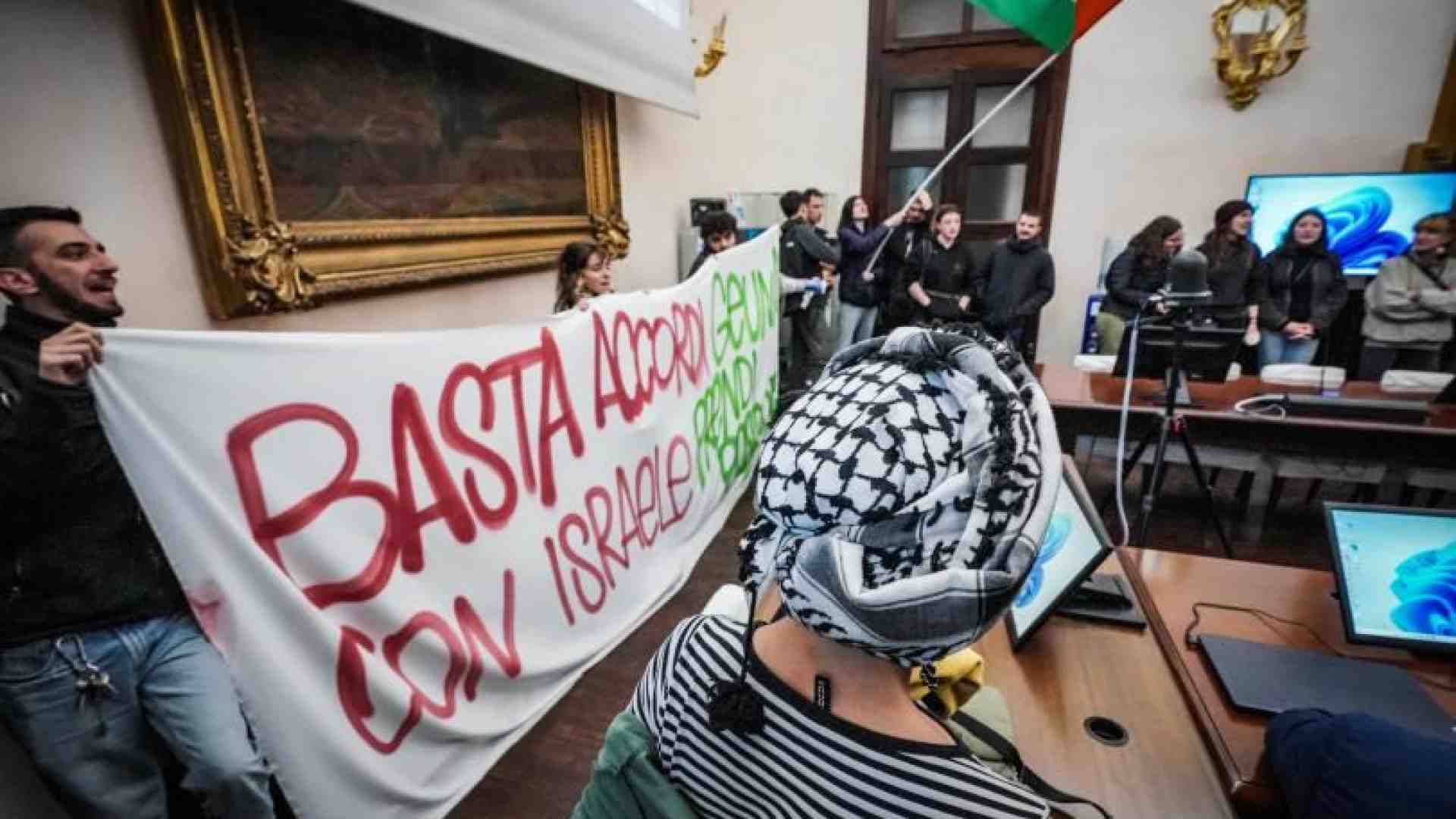Immagine di Mattarella contestato: «Non sono nella torre d’avorio». Offese dai collettivi