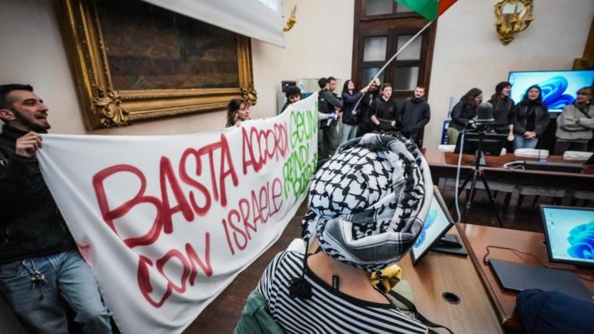 Immagine di Mattarella contestato: «Non sono nella torre d’avorio». Offese dai collettivi