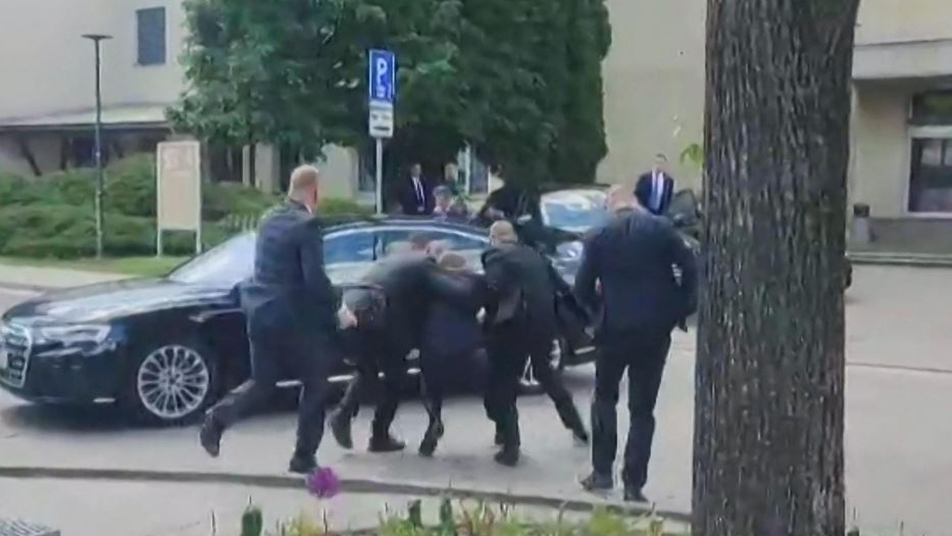 Immagine di Fico fuori pericolo, il poeta che ha sparato aveva «motivazioni politiche»