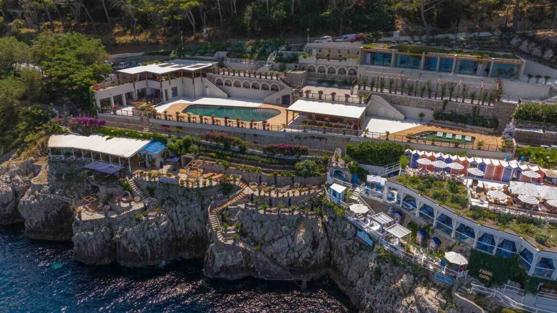 Immagine di A Capri la pizza d'autore di Franco Pepe sbarca direttamente sulle acque della Grotta Azzurra
