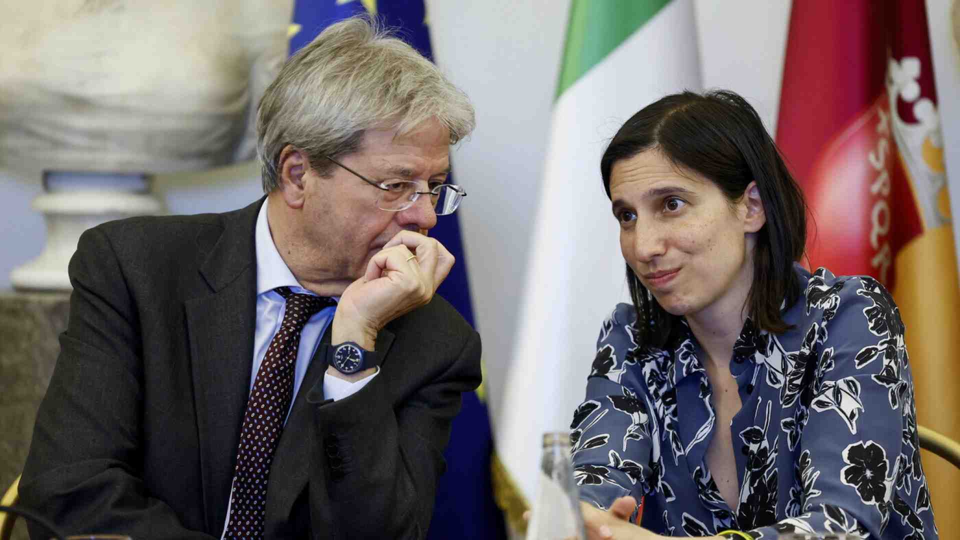 Immagine di Schlein e Gentiloni insieme a Roma. Semantica sceneggiata di una leader stritolata dalle correnti