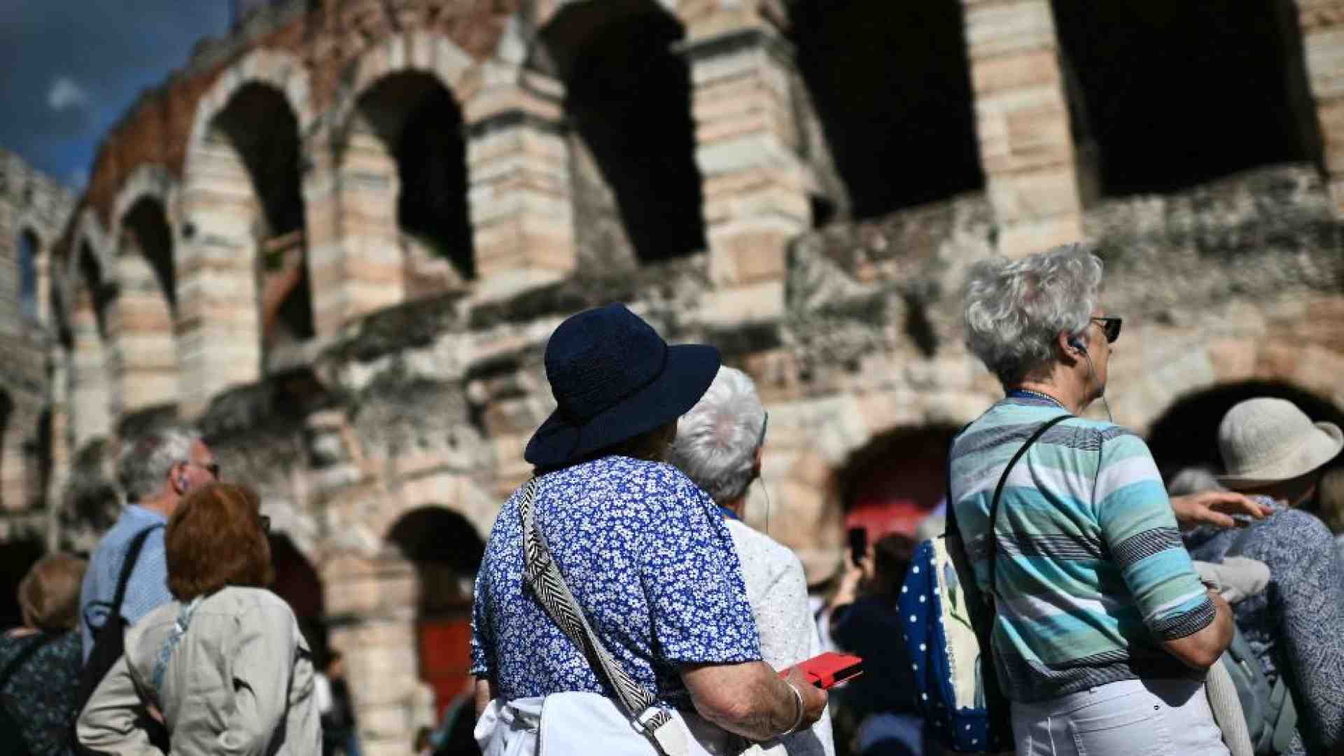 Immagine di Il popolo dell’Arena con il Papa. «La pace si fa giorno per giorno»