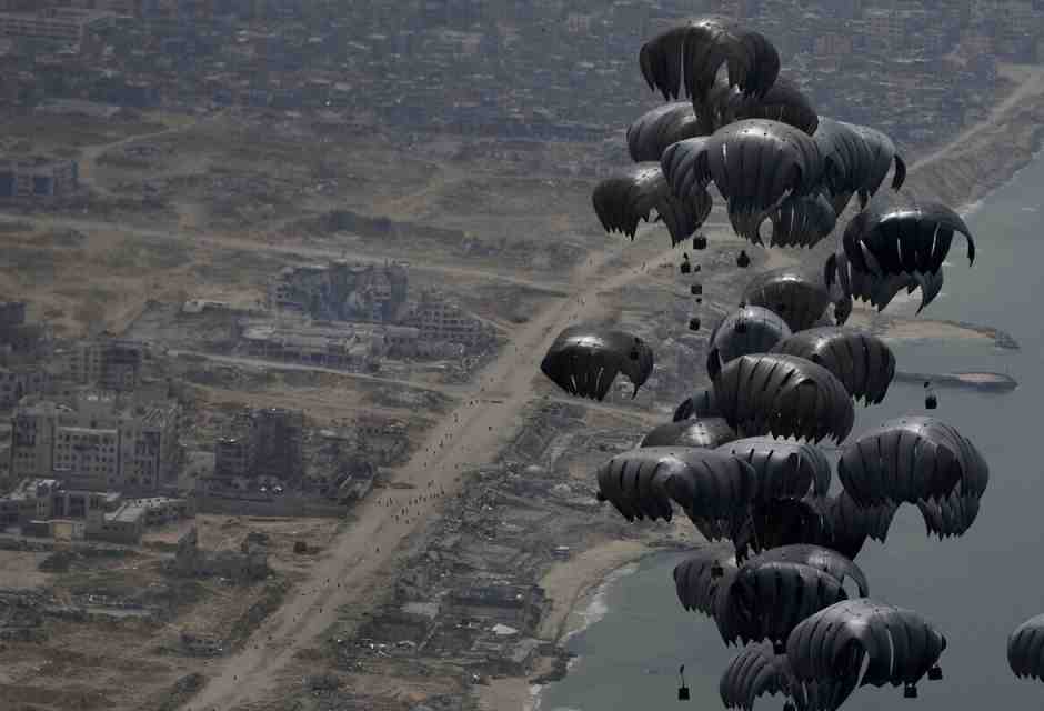 Aiuti umanitari sganciati da un aereo C-17 dell'aeronautica americana verso i palestinesi della Striscia di Gaza (AP Photo/Hussein Malla)&nbsp;<br />