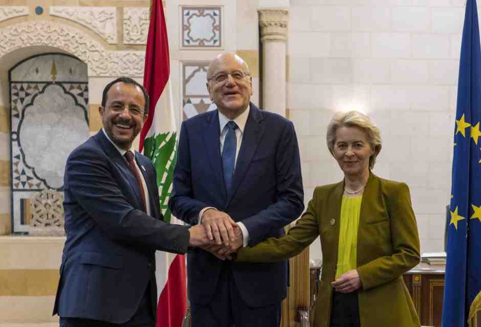 Nikos Christodoulides,Ursula von der Leyen e Najib Mikati al vertice di Beirut (foto LaPresse)