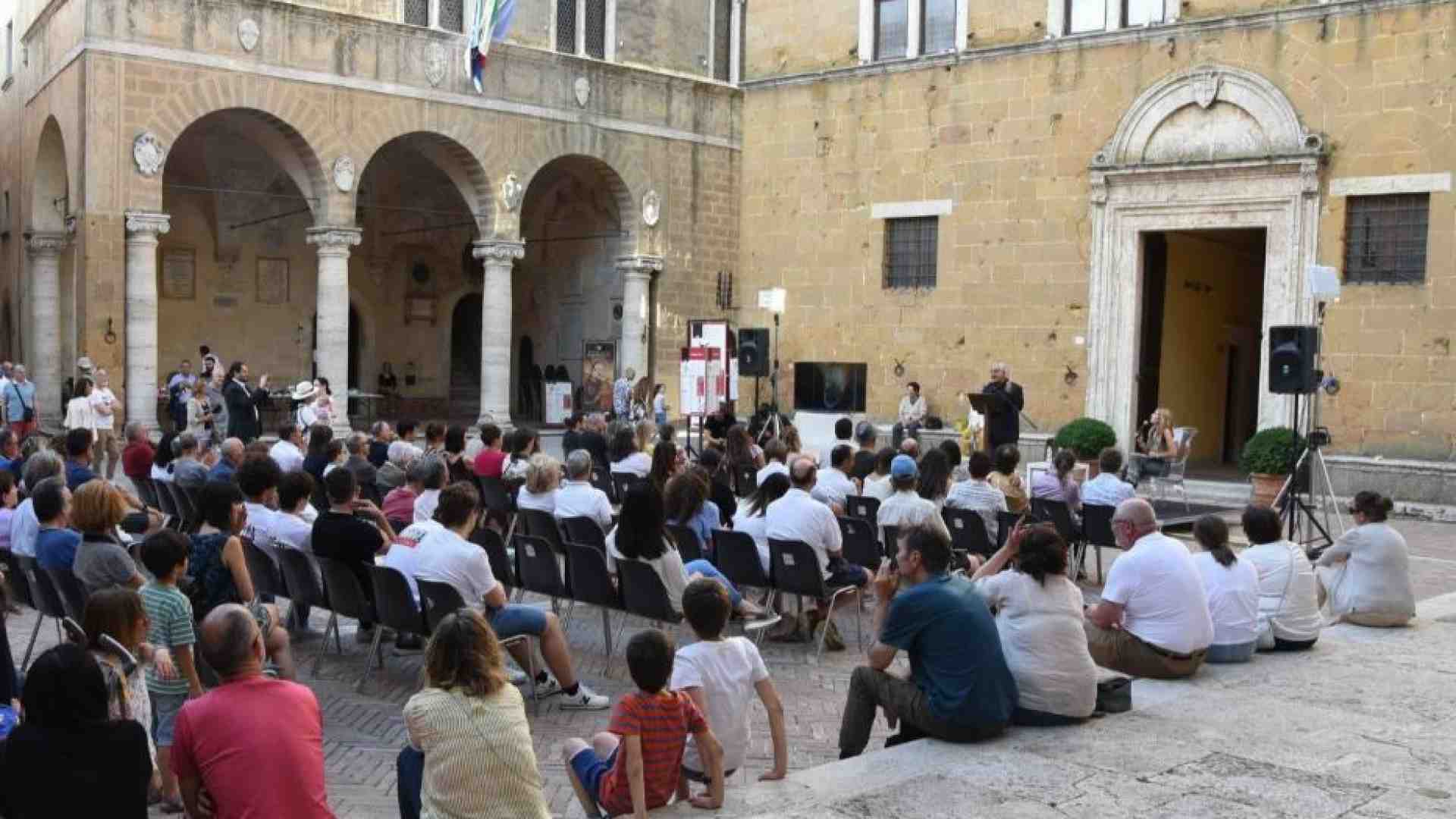 Immagine di Con l'Emporio letterario Pienza fa il pieno di storie e di libri