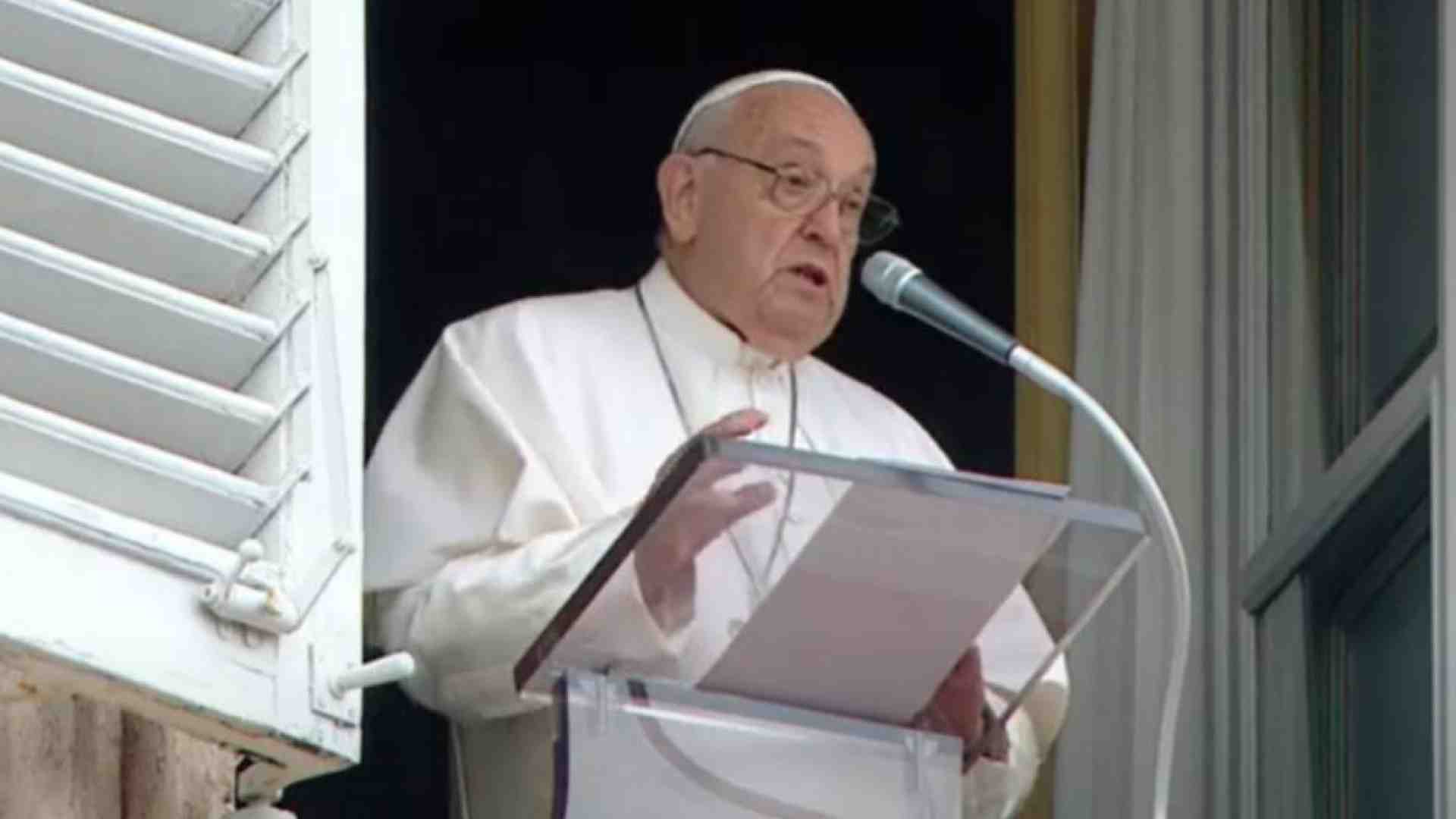 Immagine di Il Papa: «Ascoltare la Parola di Dio fa tacere le chiacchiere»