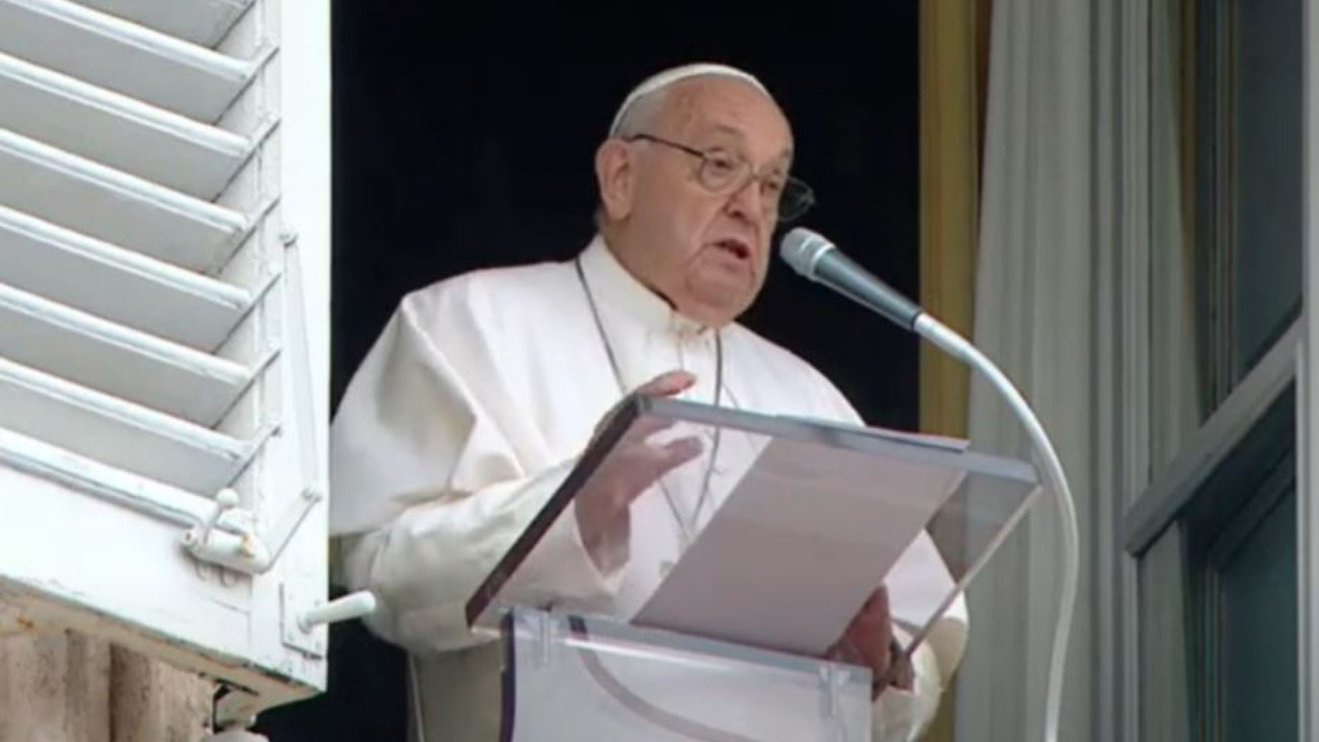 Immagine di Il Papa: «Ascoltare la Parola di Dio fa tacere le chiacchiere»