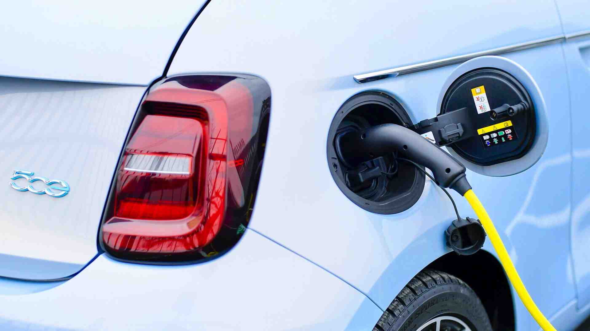 Immagine di Auto elettriche a rilento in Italia, ma il governo è già al lavoro per tassarle