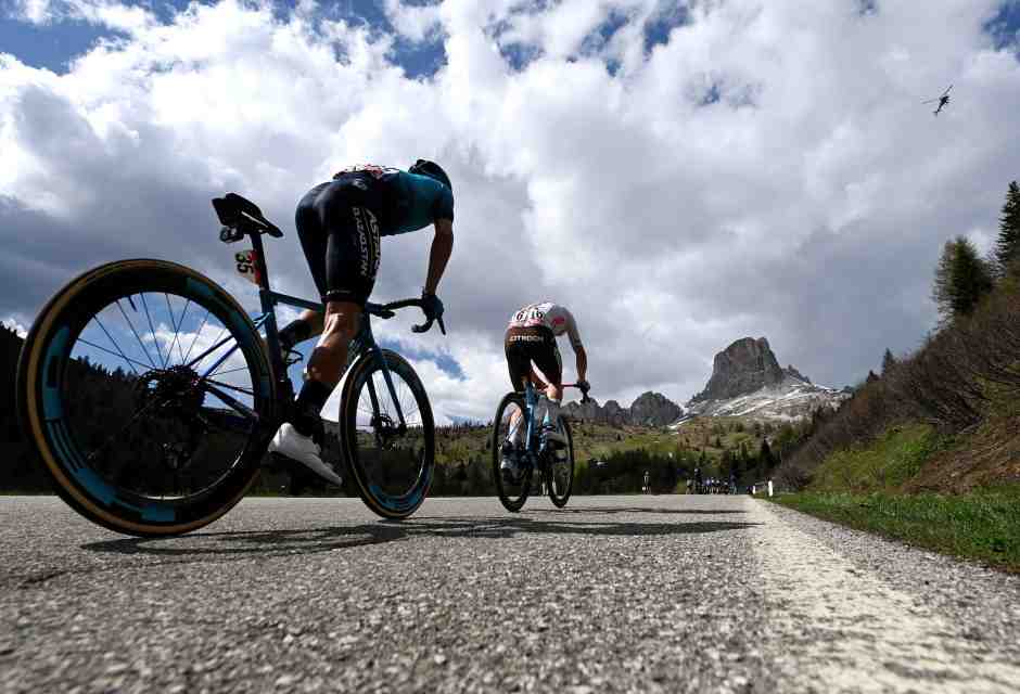 Un&rsquo;immagine della 19esima tappa del Giro d&rsquo;Italia 2023. Le Dolomiti saranno il fondale della 16esima e della 17esima tappa del Giro 2024 (foto di Tim de Waele per Getty Images)<br />