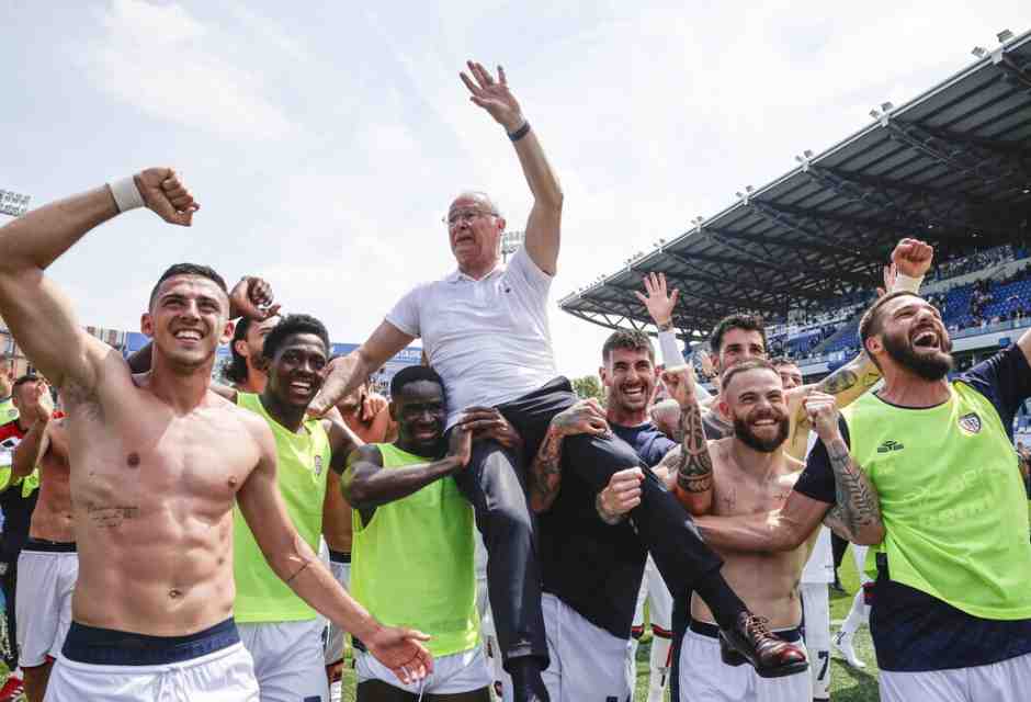 Claudio Ranieri festeggia con i suoi giocatori la salvezza del Cagliari (foto Ansa)