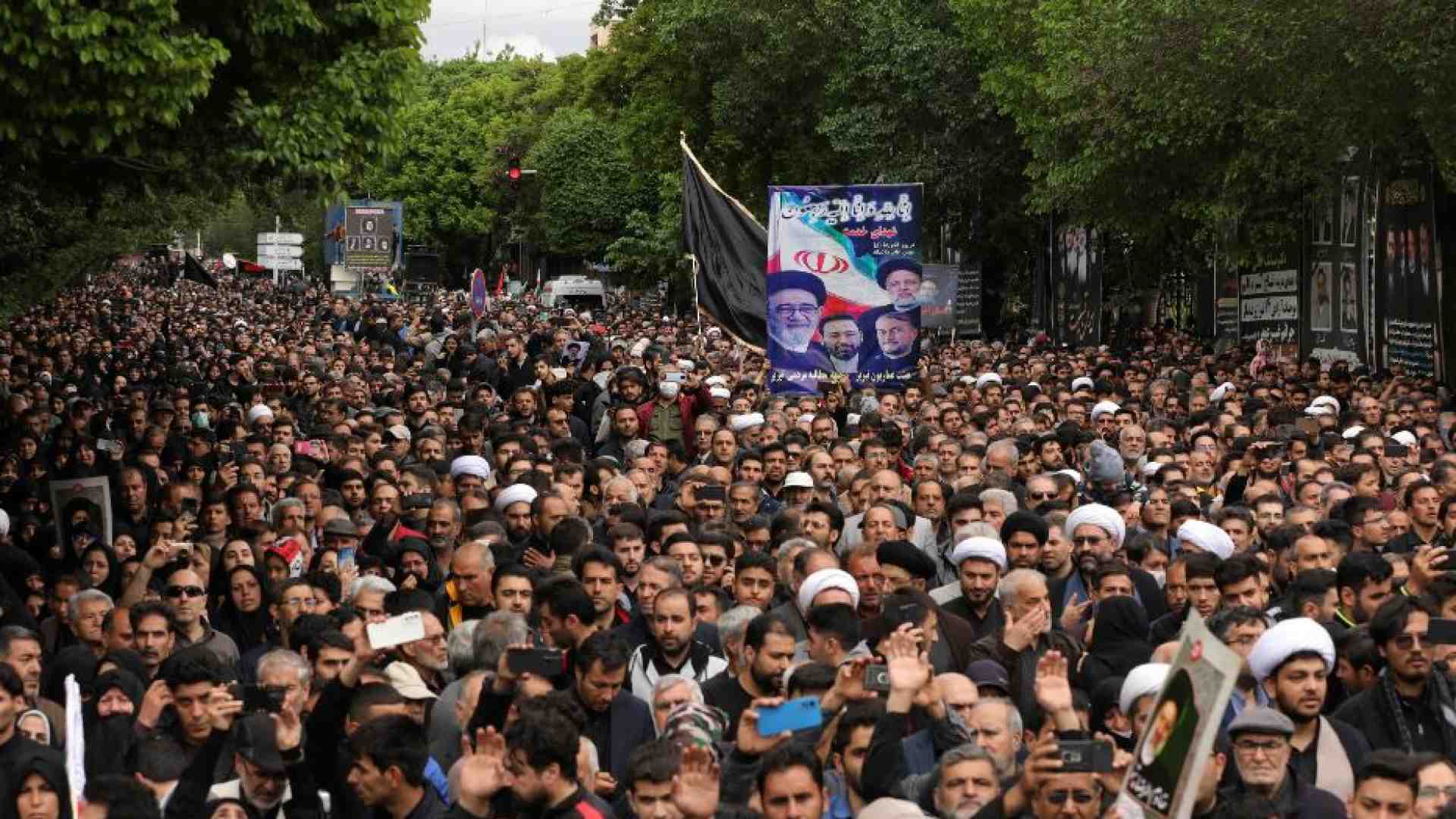 Immagine di In migliaia a Tabriz per l'addio a Raisi
