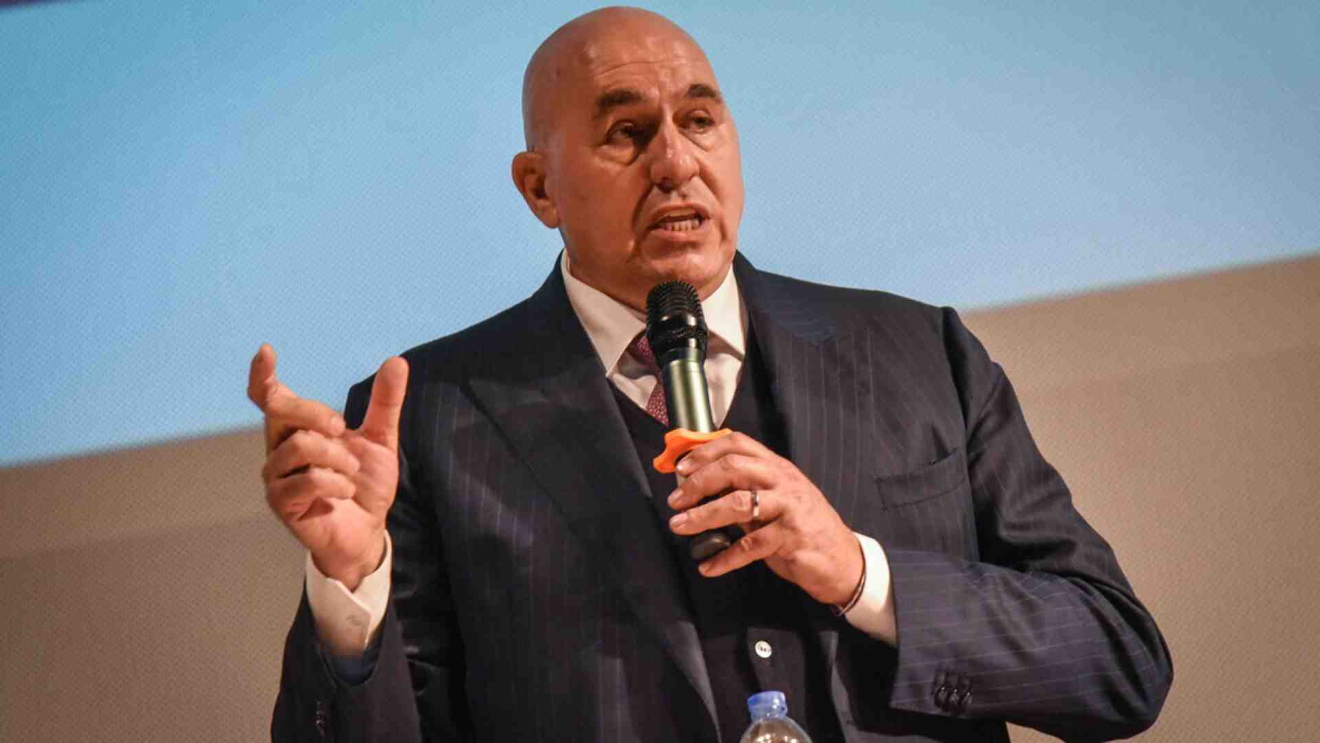 Immagine di Crosetto in ospedale: il ministro ha lasciato in ambulanza il Consiglio superiore di Difesa