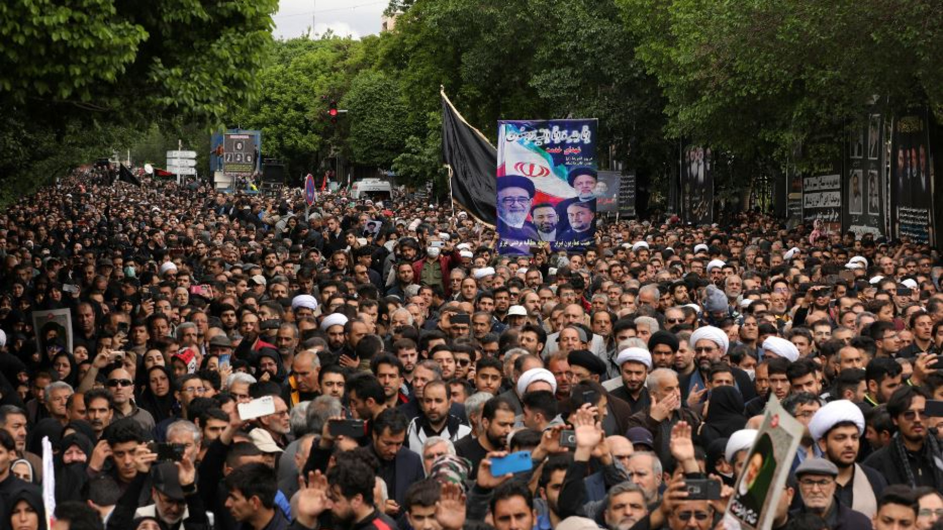 Immagine di In migliaia a Tabriz per l'addio a Raisi