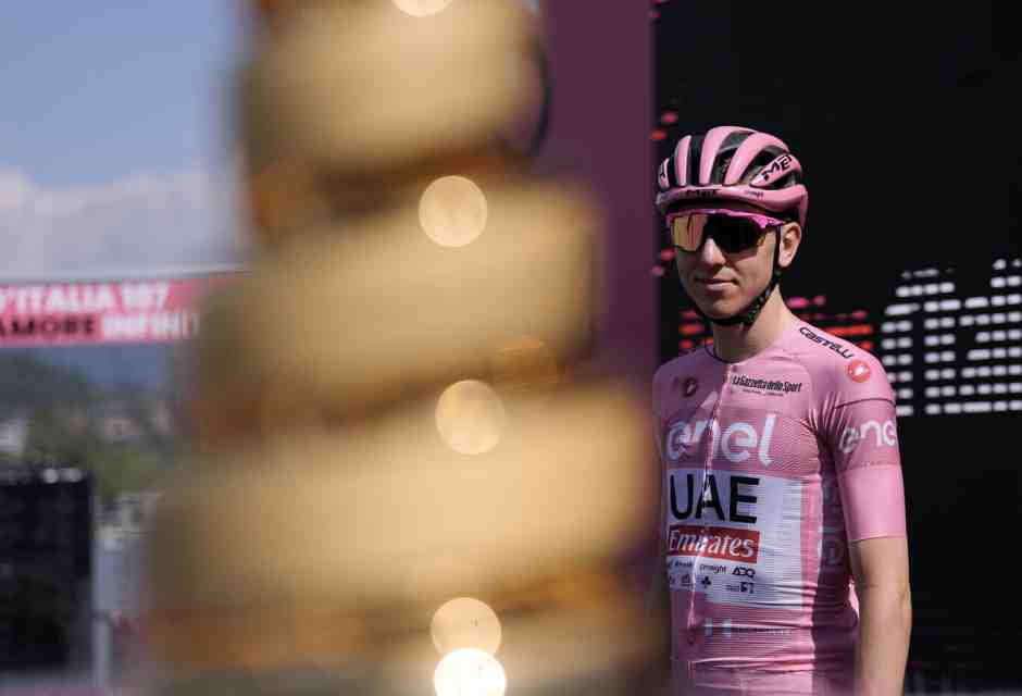 La maglia rosa del Giro d'Italia, Tadej Pogacar (foto LaPresse)