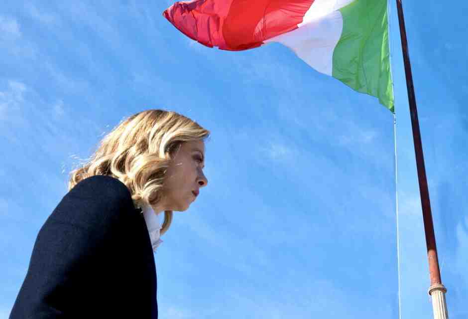 Meloni e il tricolore pulito. FdI propone multe fino a 5.000 euro per chi non sa esporre la bandiera