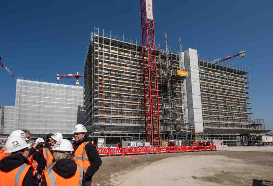 Lavori di completamento delle strutture del Villaggio Olimpico (LaPresse)&nbsp;