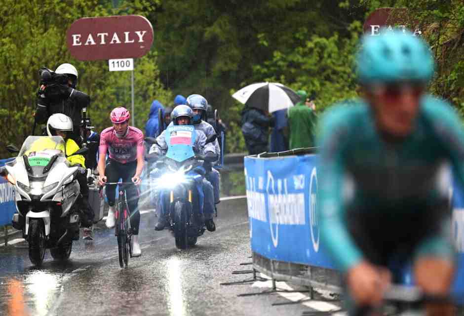 Tadej Pogacar all'inseguimento di Giulio Pellizzari nella 16a tappa del Giro d'Italia 2024 (foto Getty Images)