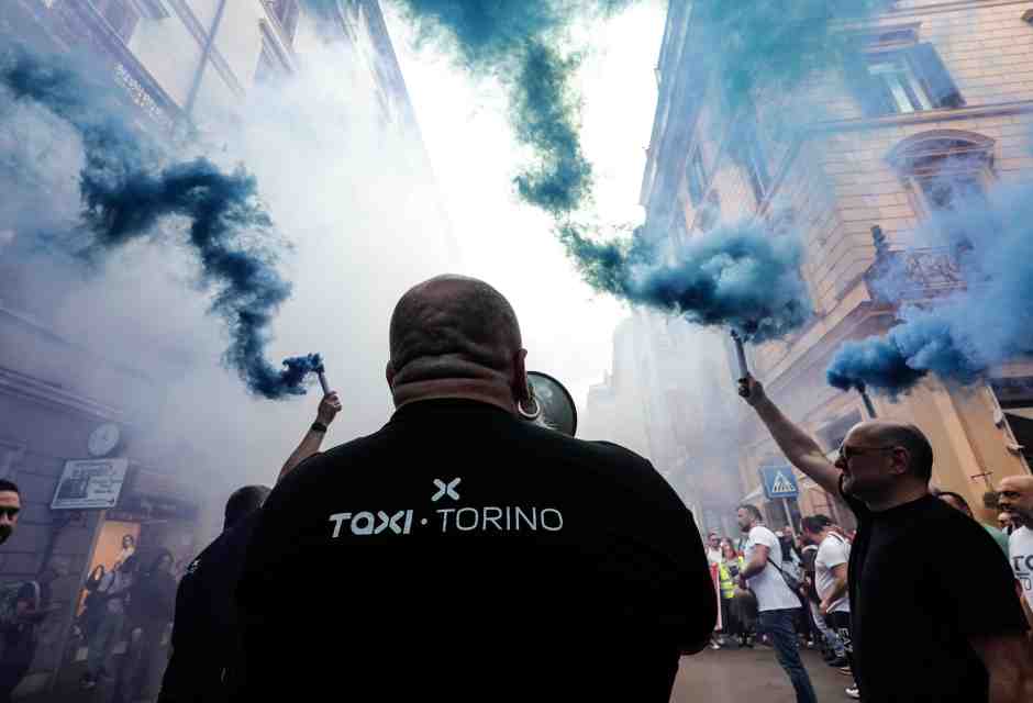 Un manifestante dello sciopero dei taxi di oggi a Roma - foto Ansa