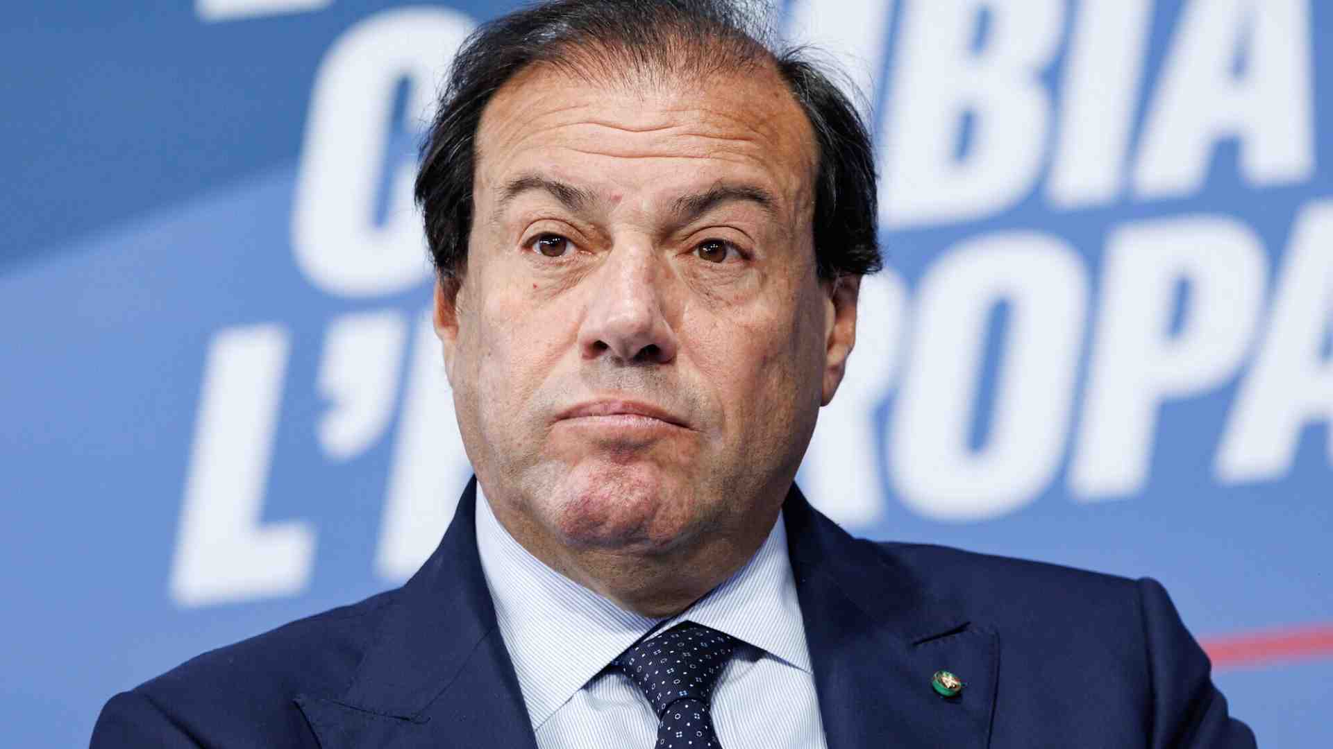 Immagine di Ritratto di Maurizio Leo, il "sahariano" del redditometro che Meloni ha bloccato