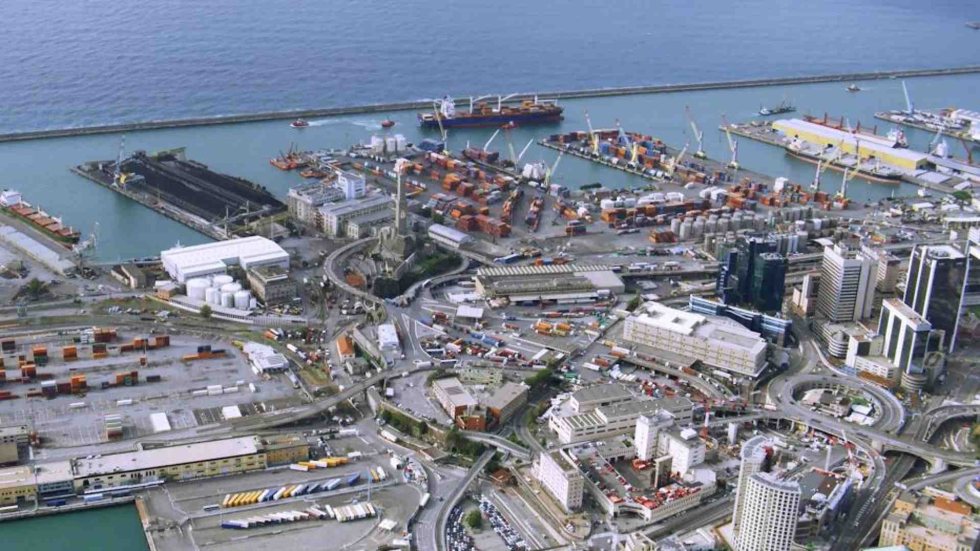 Immagine di Il porto, le grandi opere. Viaggio a Genova, che ora teme di doversi fermare